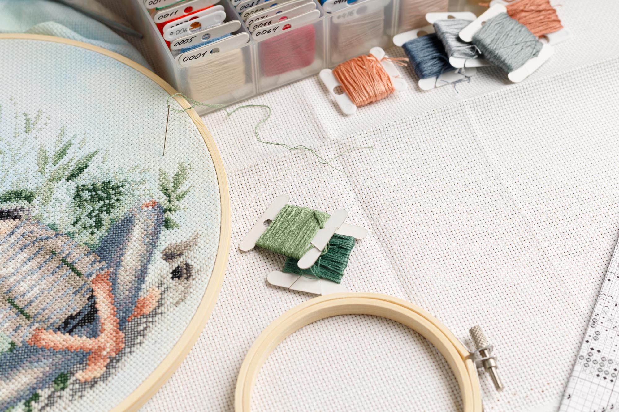 Atelierfenster mit Stickrahmen und Garn