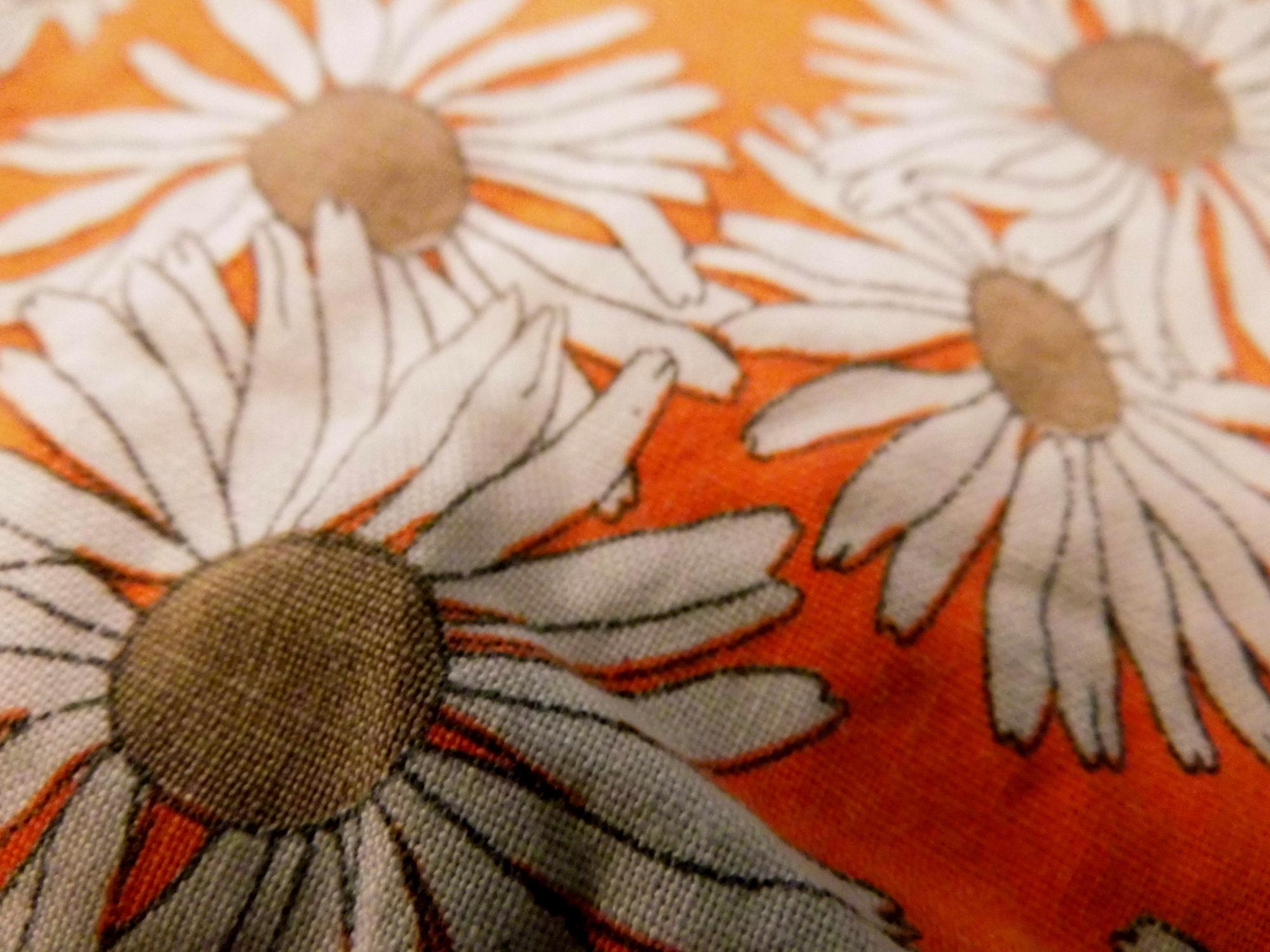 Nahaufnahme einer handgestickten Blume auf Leinen